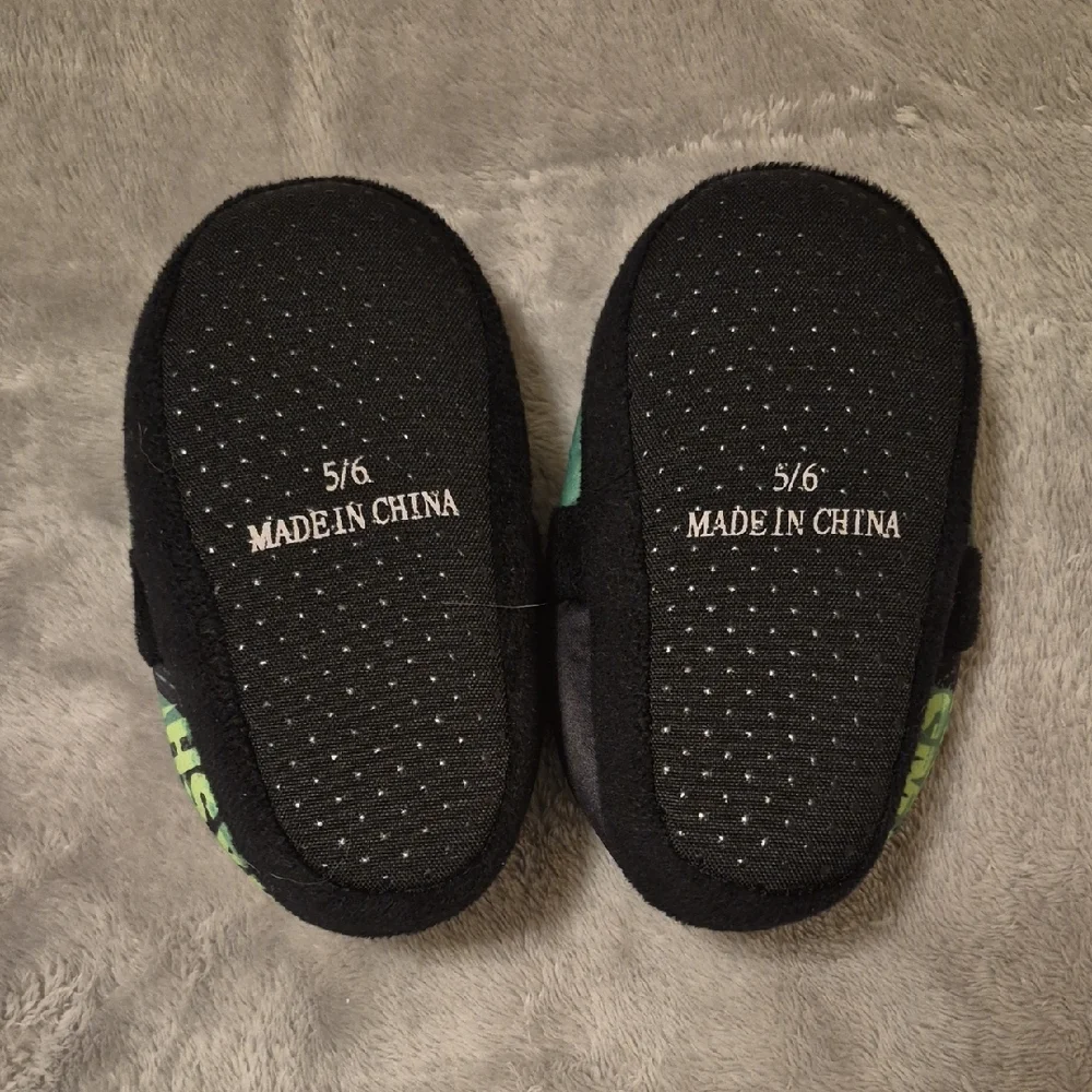 Marvel Kids Hulk Plush Slip-On Slippers - Green and Black